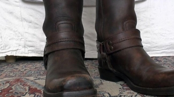 Wichsaufgabe des Tages: Spritze ab auf meine Biker Stiefel Teil 13