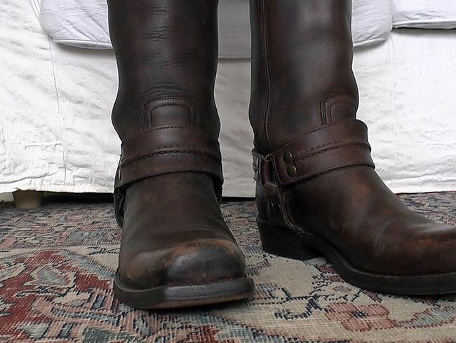 Wichsaufgabe des Tages: Spritze ab auf meine Biker Stiefel Teil 13