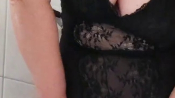 Abpritzen unter der Dusche mit Vibrator