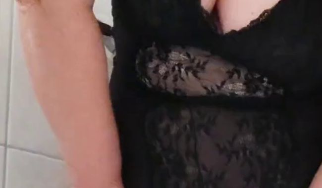 Abpritzen unter der Dusche mit Vibrator