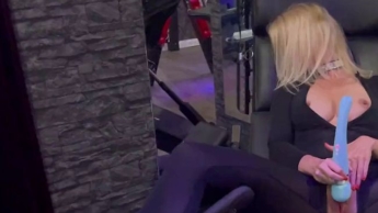 Bin im Studio und mache meine Pussy schon mal geil für die Session