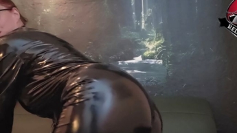 Das Knistern des Lackes