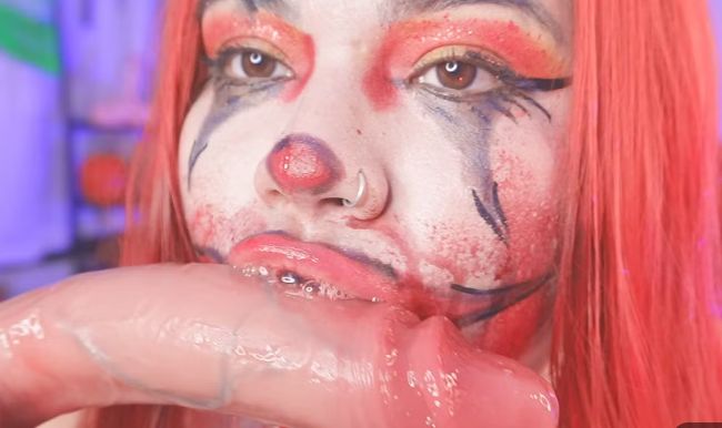 Deepthroat-Horror mit einem sehr sexy Clown