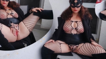 Die heißeste Viola spreizt ihre Beine und masturbiert auf dem offenen Balkon.