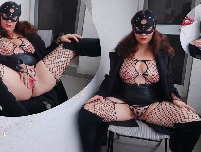 Die heißeste Viola spreizt ihre Beine und masturbiert auf dem offenen Balkon.