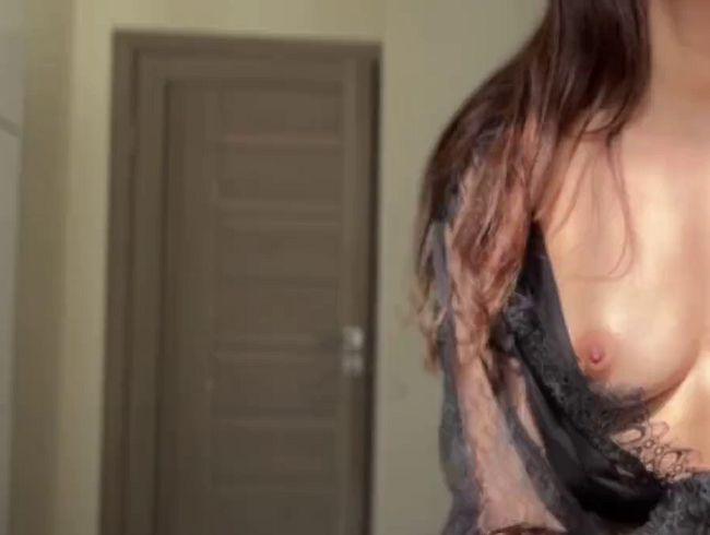 Dildo-Handjob im schwarzen sexy Nachthemd