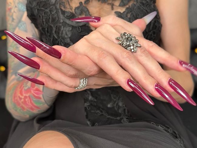 Dunkelviolette lange Nägel, Krallen, lange flexible Finger und Abendkleid aus Spitze an mir