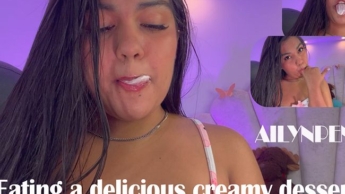 Ein köstliches, sehr cremiges Dessert essen