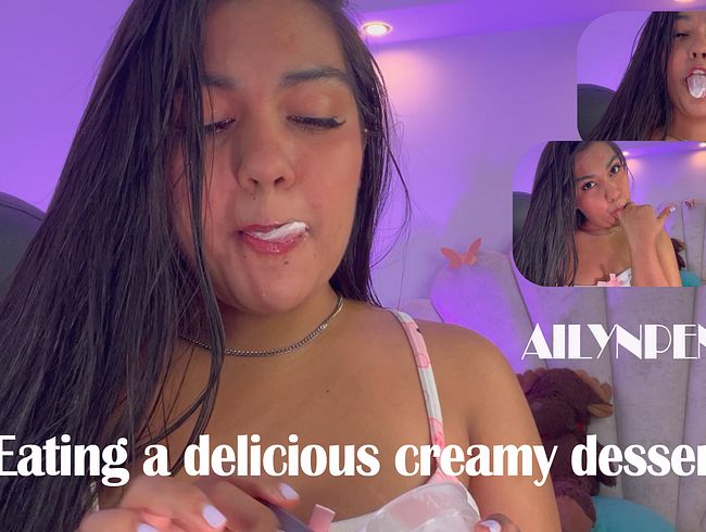 Ein köstliches, sehr cremiges Dessert essen