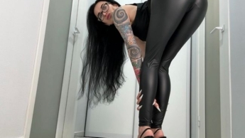 Enge Lederleggings an mir, an meinen langen, dünnen Beinen