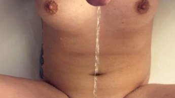 Er PISST mich voll!! Geile NATURSEKT Session in der Dusche!