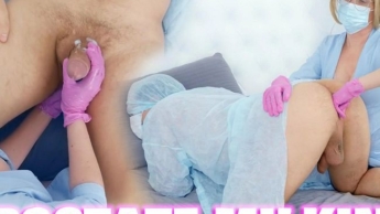 Eskalation der Prostatauntersuchung: Melken mit behandschuhten Fingern bis zum unkontrollierten Samenerguss auf rosa Latex