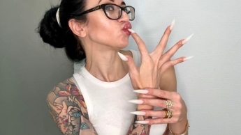 Fingerschnippen und Saugen, lange, feuerweiße Nägel, scharfe Krallen