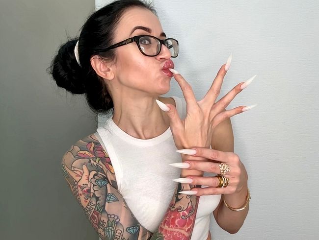 Fingerschnippen und Saugen, lange, feuerweiße Nägel, scharfe Krallen