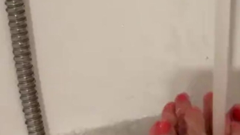 Füße im Schaum im Wasserstrahl plätschern