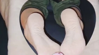 Fußfetisch und KG: Ein echter Sklave hält aus, erträgt, wird geteased bis zur EXTASE,die nicht kommt