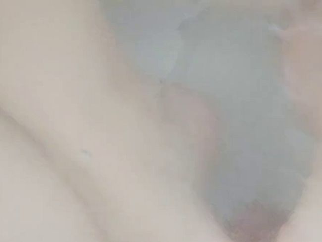 Fußjob als Belohnung und gleichzeitig Bestrafung f den Sklaven in der Wanne