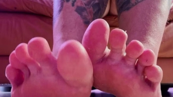 Gehorche meiner Fußpuppe, starre und wichse