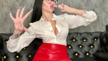 Gothic-mandelförmige lange Fingernägel, Blusen-Fetisch und rotes Leder an mir