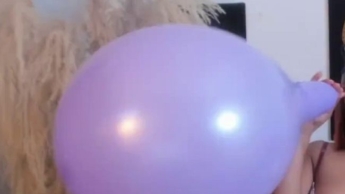 Großer lila Ballon platzt