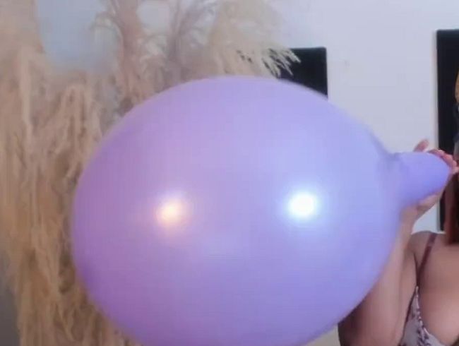 Großer lila Ballon platzt