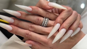 HEISSE WEISSE Farbe, lange Nägel, scharfe Krallen, lange Finger und Hände verehren