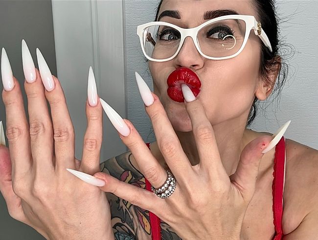 HEISSE WEISSE lange Nägel, scharfe Krallen und versaute HANDJOBS mit Spucke