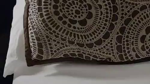 Habe meine Sklavin auf dem Bett im Urlaub in Sri Lanka gefesselt durchgekitzelt