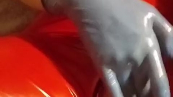 Handschuhe in der Muschi und dann Selbs befriedigt mit Dildo