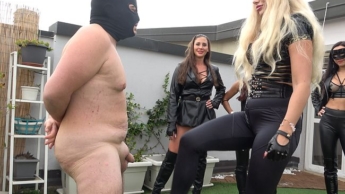 Hartes Ballbusting in Leder mit 5 Herrinnen