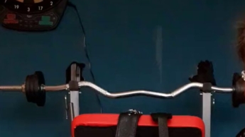 Hier bei mir bekommst du eine Erziehung und wirst gefesselt und ausgepeitscht