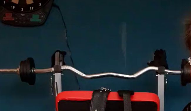 Hier bei mir bekommst du eine Erziehung und wirst gefesselt und ausgepeitscht