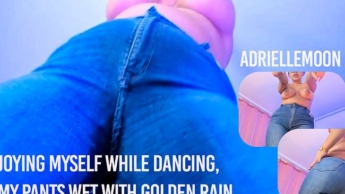 Ich genieße es zu tanzen, während meine Hose von meinem goldenen Regen nass wird.