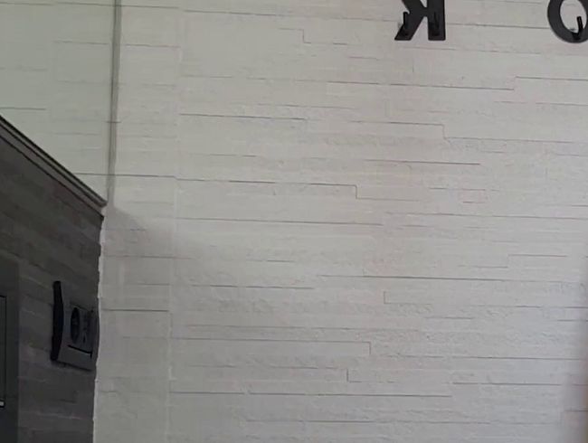 Ich habe es geschafft, mir Eiscreme über den ganzen Körper zu kleckern. Wenn mir das doch nur jemand ablecken könnte!