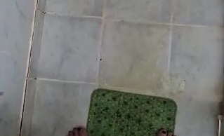 Ich hatte Druck drauf unter der Dusche, der Natursekt musste raus