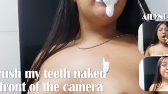 Ich putze mir nackt vor der Kamera die Zähne.