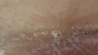 Ich rasiere meine behaarte feuchte Pussy für dich und spiele an meiner Perle