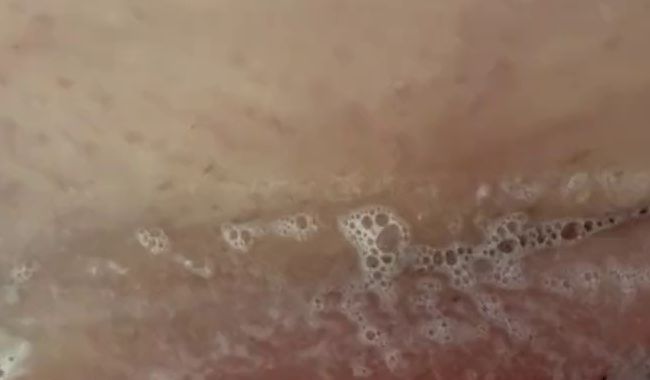 Ich rasiere meine behaarte feuchte Pussy für dich und spiele an meiner Perle