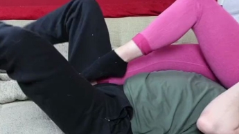 Ich sitze auf dem Gesicht meines Sklaven und tritt in dabei in die Eier