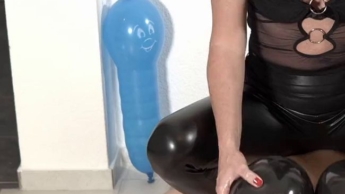 Ich spiele mit Luftballons und deinem harten Schwanz bis du spritzt Teil 3/4