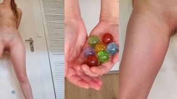 Ich stecke mir eine Handvoll Flummis in meine Pussy und drücke sie wieder heraus.