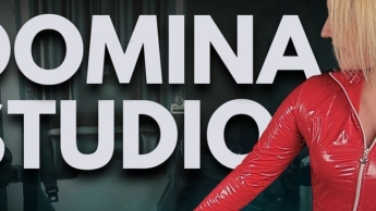 In rotem Lack im Dominastudio