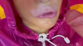 Kennst du eigentlich schon meinen neuen PVC Anzug? Der macht mich mächtig geil.