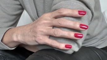 Klassische elegante rote Fingernägel am Nachmittag, Lady Victoria