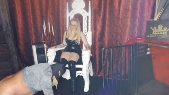 Komm raus aus dem Käfig…… Und inhaliere meinen FußSCHWEIß.!