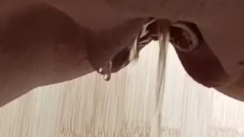 Kurzer Piss!!! Meine Pussy rinnt aus.