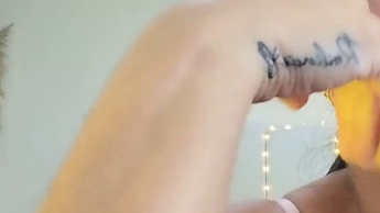 LIEBHABERIN VON ROTEN ABSÄTZEN, DIE SIE MEINEN NUTZERN ZEIGT