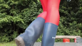 Leggings und Gummistiefel auf der Wiese – rote Leggings mit blauen geilen Gummistiefeln