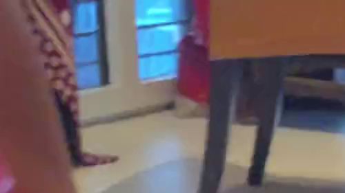 MEINE FREUNDIN-PUPPE AUS PLASTIK HAT MEINEN GLÄNZENDEN VINYL-BIKINI ENTDECKT