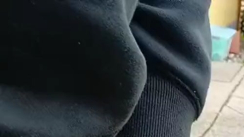 Mein Mann muss mal pissen!!! Mal in den Garten gepisst ; Schaut euch den fetten Strahl an.